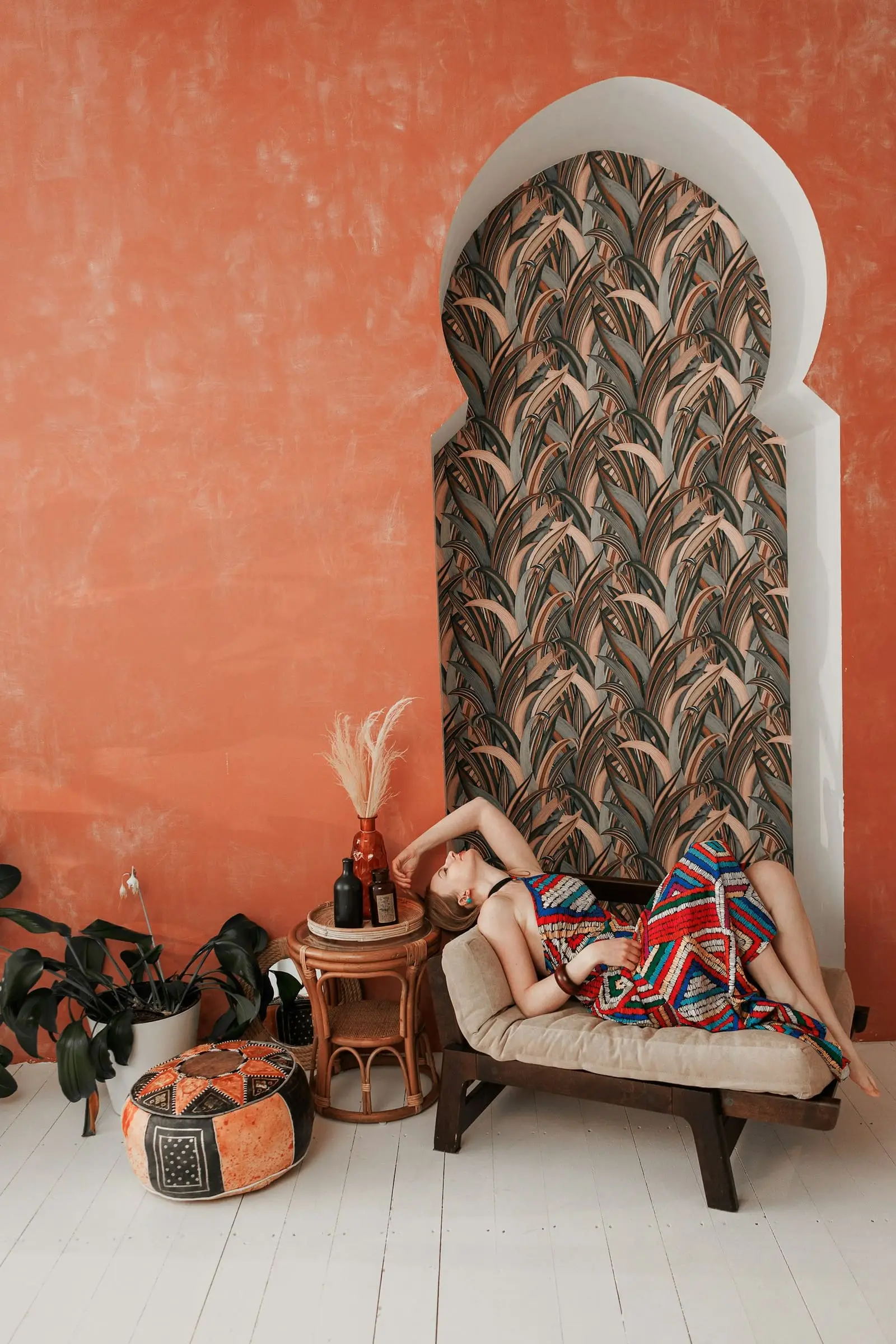 Robe imprimée sous une arche mauresque