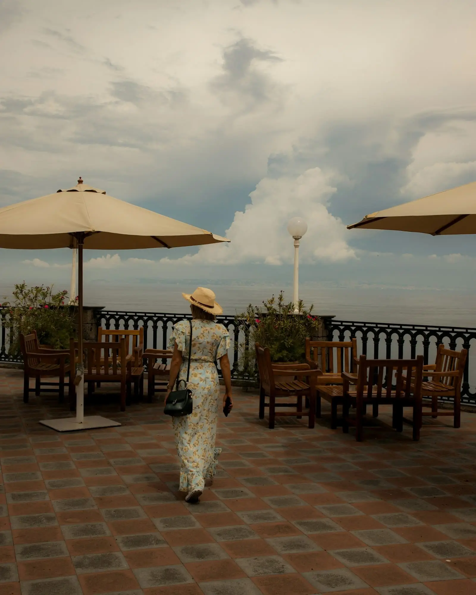 Promenade sur une terrasse face à la mer